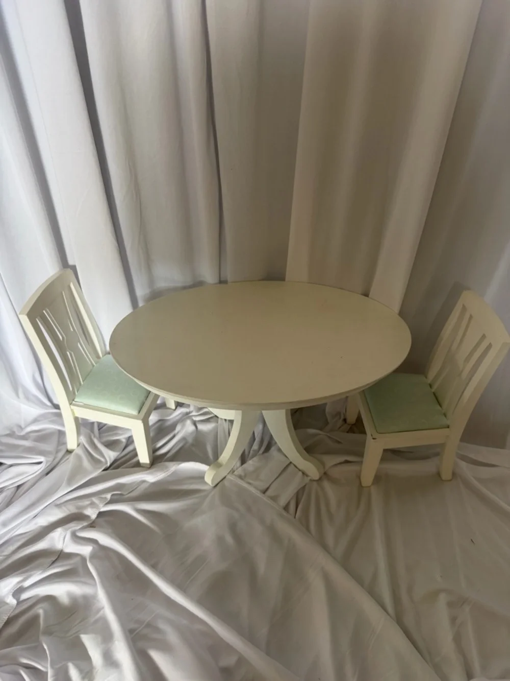 American Girl The Dining Table and Chairs I with chair covers - Picture 4 of 15